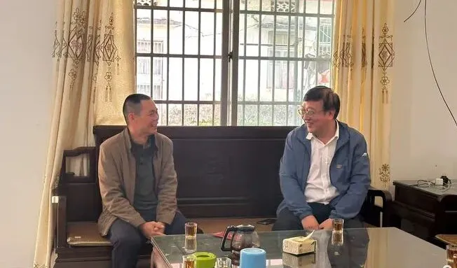 楊宇赴西聯(lián)分公司、八一分公司慰問(wèn)困難黨員與職工