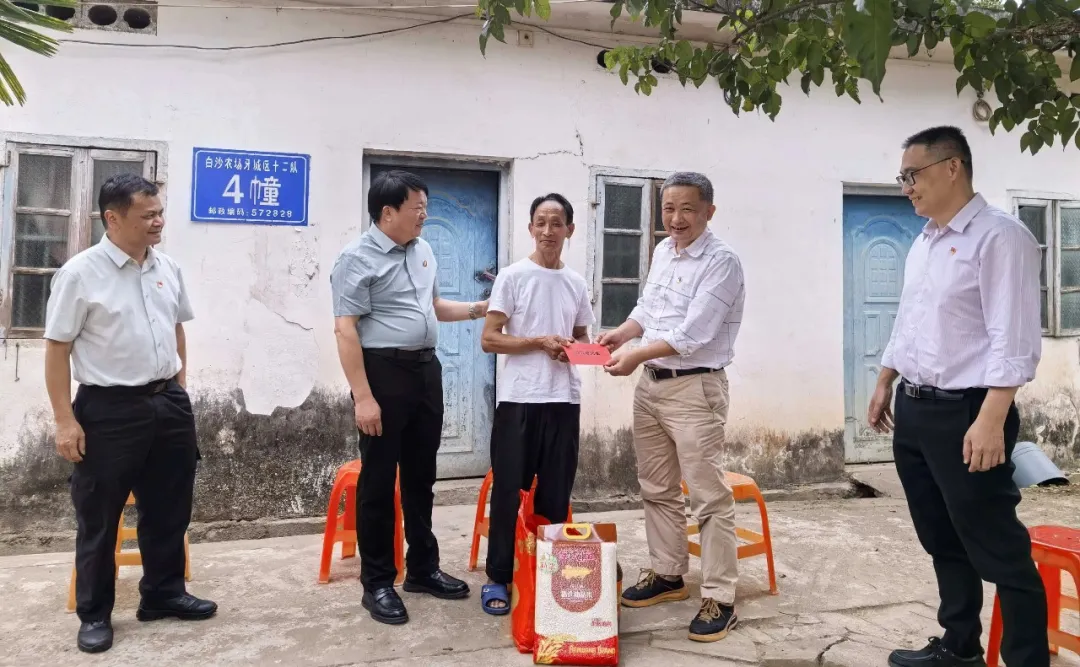 王宏向赴龍江分公司走訪(fǎng)慰問(wèn)困難黨員與職工