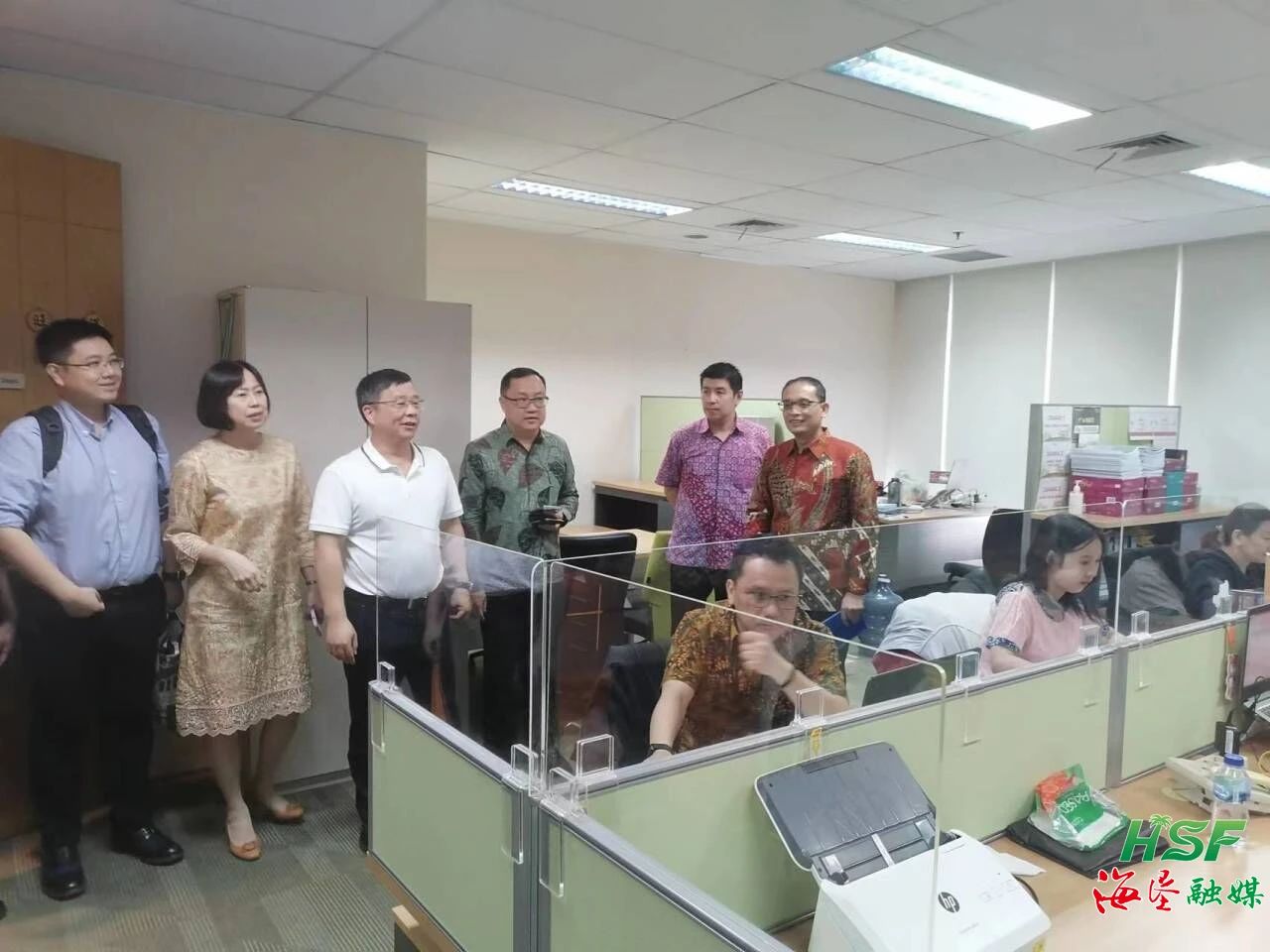 包洪文一行到KM公司調(diào)研。